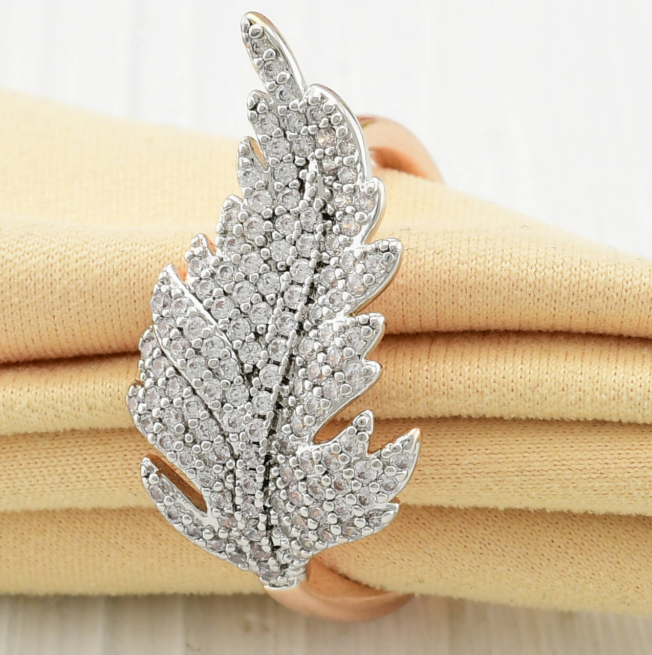 

Кольцо Xuping 30756 ширина 12 мм белые фианиты с родированием позолота 18К размер 17