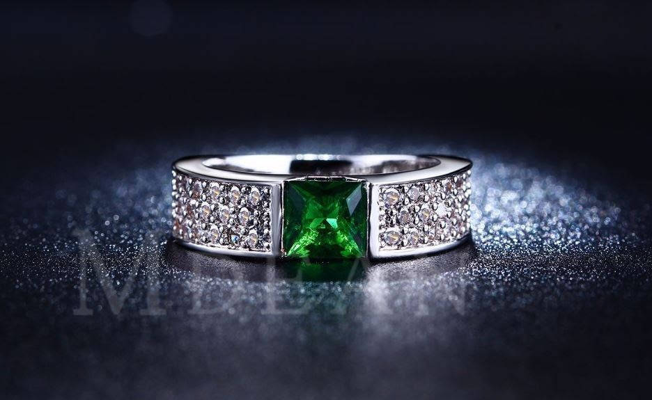 

Позолоченное женское кольцо с изумрудным кристаллом код 168