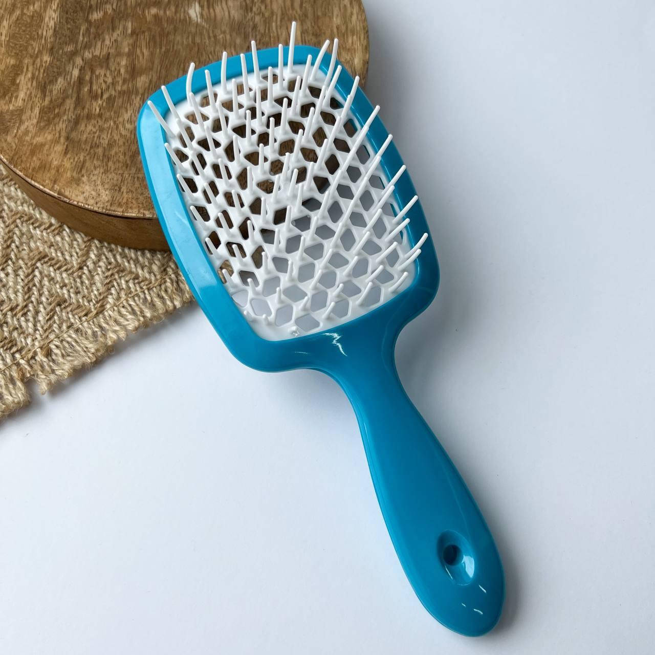 

Расческа разработана на базе щетки Janeke Superbrush