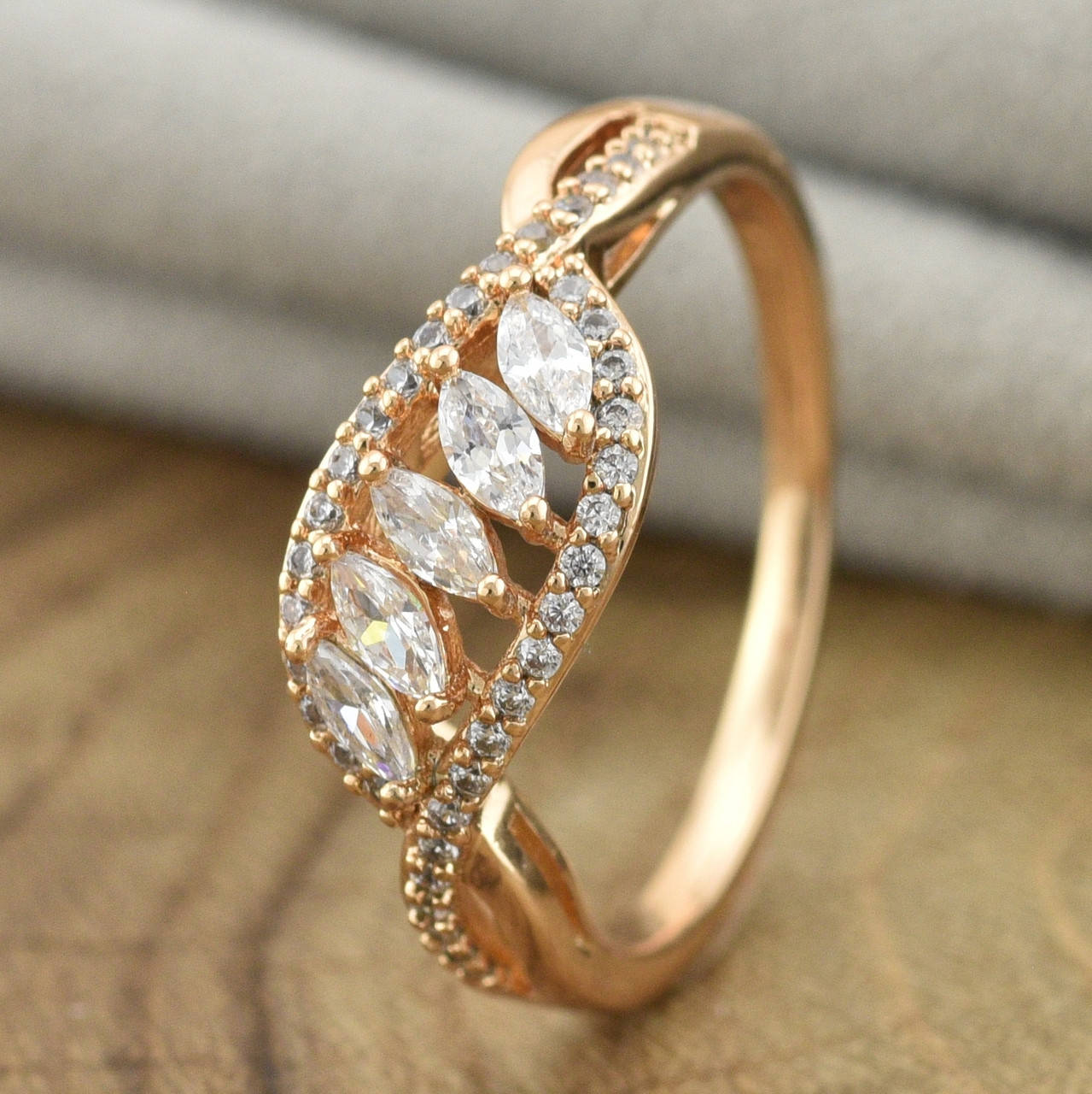 

Кольцо Xuping 30943 ширина 8 мм белые фианиты позолота 18К размер 20