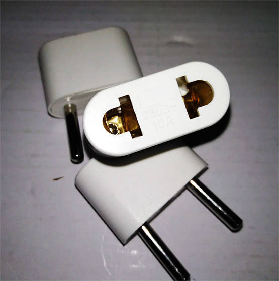 

Переходник сетевой универсальный белый