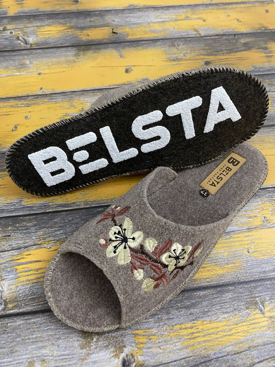 

Женские тапочки Белста бежевый 37,38,39,40,41 размер в размер.Бесшумные. 38