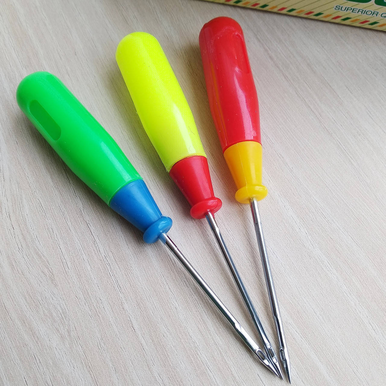 

Шило з вушком і пластиковою ручкою