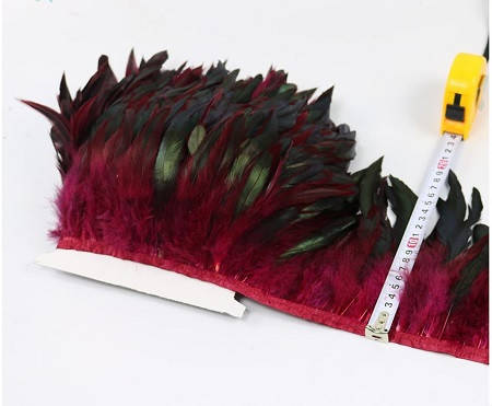 

Перьевая тесьма из перьев петуха. Цвет Бордо. Перо 13-20см. Цена за 0,5м.