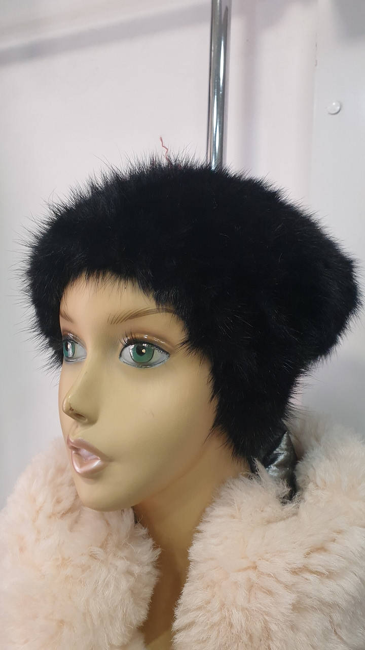 

Женская шапочка из меха вязаной норки цвет-чёрный с красной вышивкой.