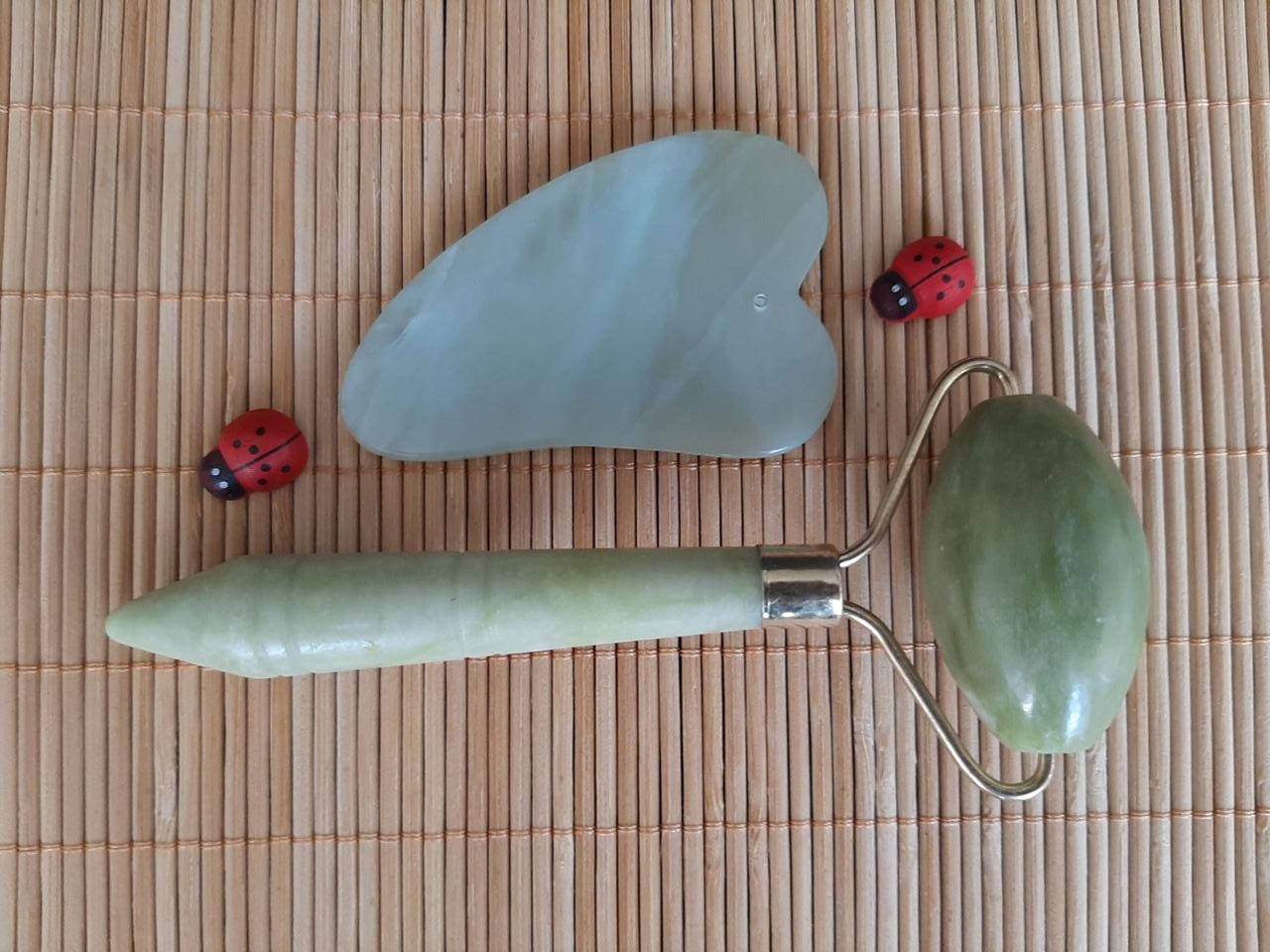 

Набор массажер роллер для лица и тела плюс скребок Гуаша