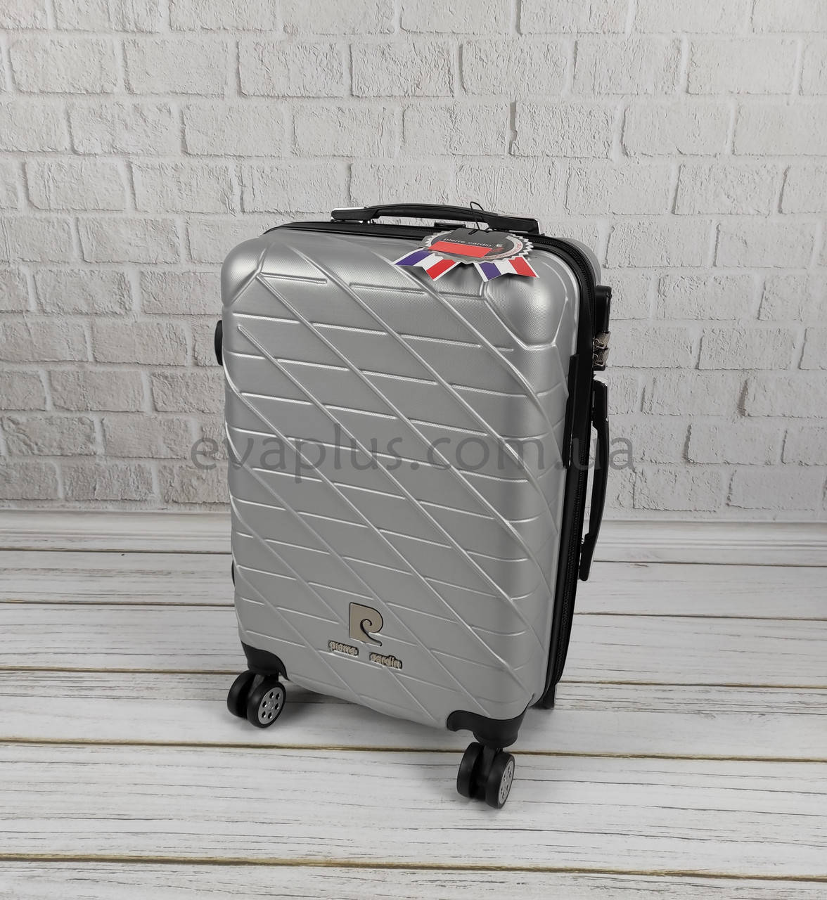 

Дорожный пластиковый чемодан 6300 серый (маленький) Pierre Cardin на 4х колесах