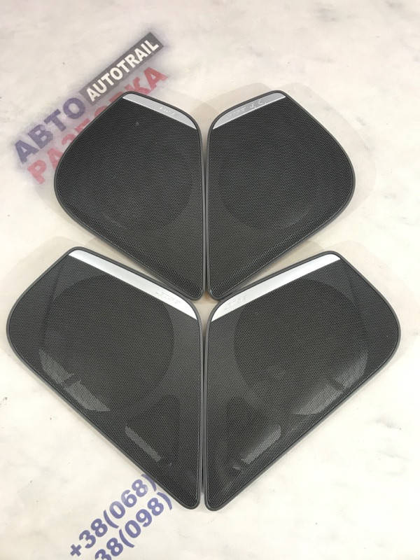 

Декоративная накладка, сетка динамика Audi A6 C7 3.0L 2013 года (б/у) 4G0035419A