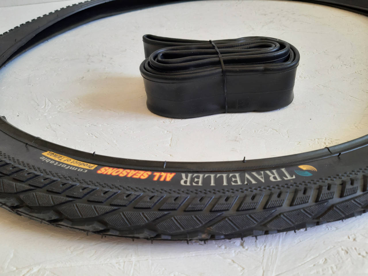 

Покрышка на велосипед 26 дюймов с камерой. Генерал Стрелка. Нейлон. 26*2.125 (57-559).