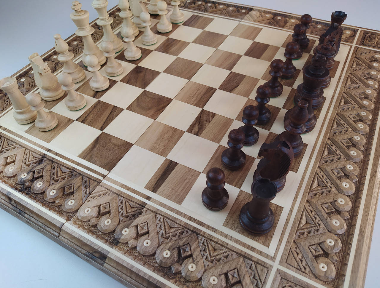 

Шахматы деревянные резные ручной работы набор 3 в 1 шахматы, шашки, нарды.