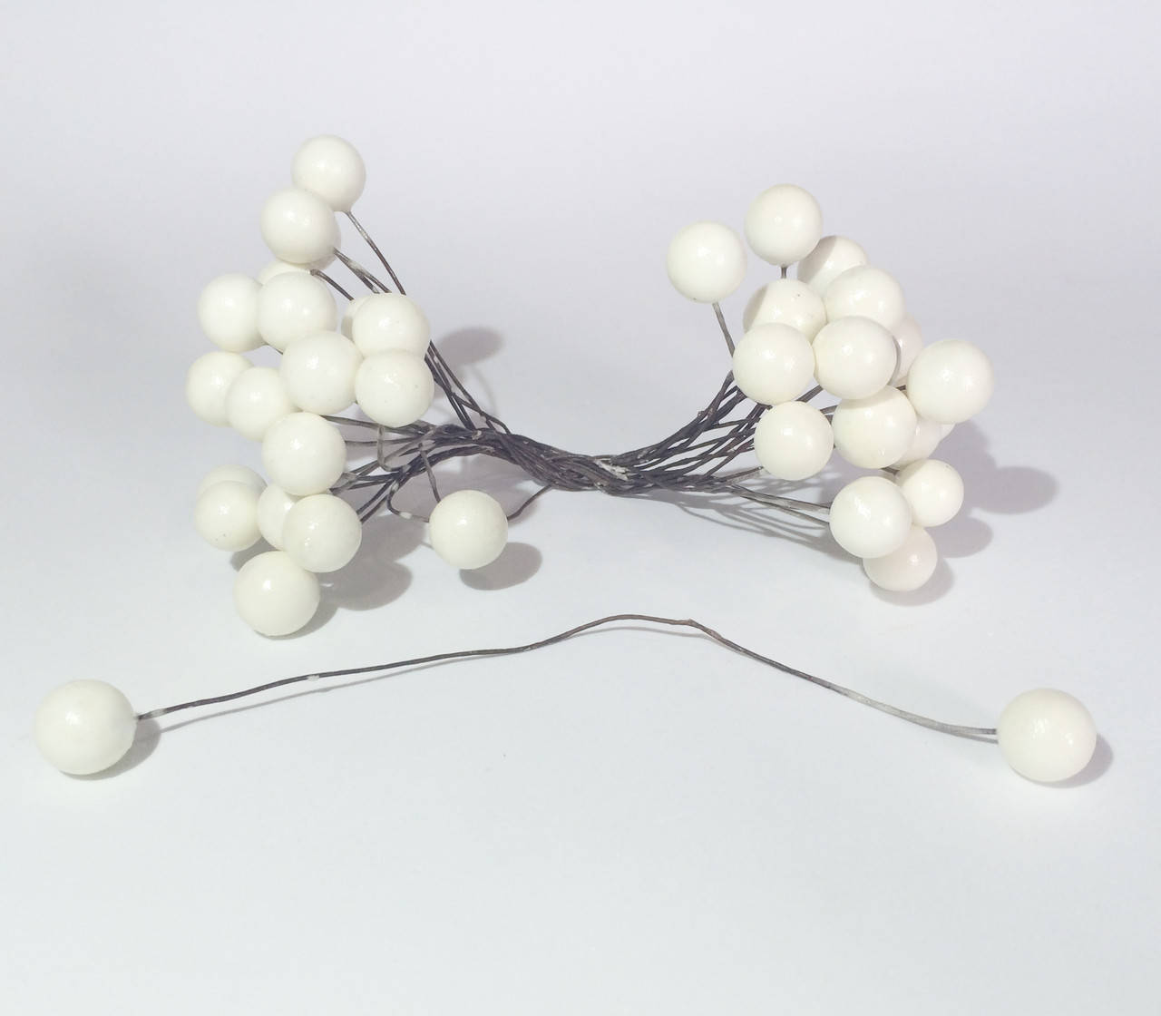 

Ягоды на проволоке Глянцевые 40 шт. Цвет белый