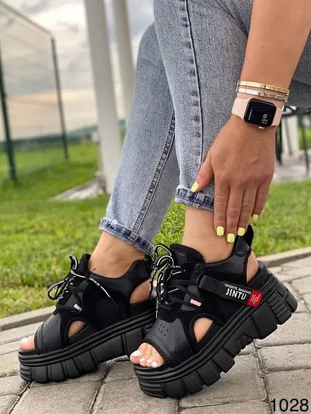 

Черные спортивные босоножки на высокой подошве женские