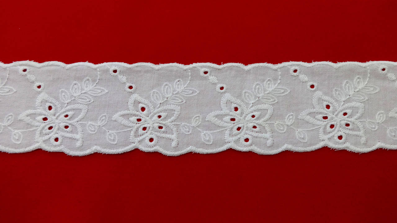 

Батистовка белая 55 мм растительный узор (Польша), Белый