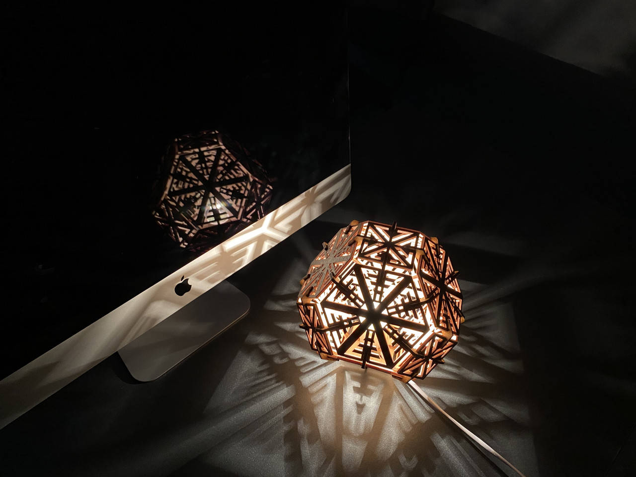 

Декоративный ночник из дерева "Октаедр" цвет "Орех"