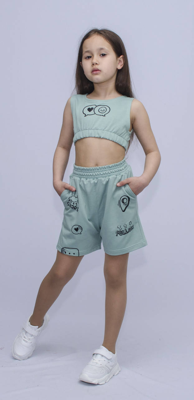 

Оливковый летний трикотажный костюм тройка с шортами "Принт" для девочки 6-12 лет р.122-152