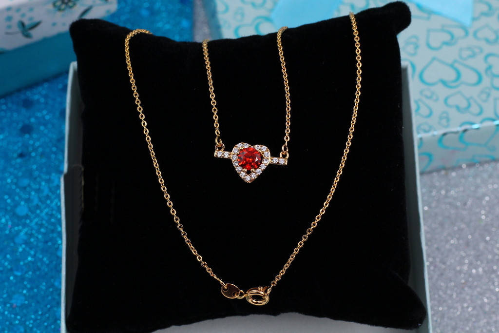 

Набор Xuping Jewelry на цепи кулон сердечко с красным камнем 45 см золотистый