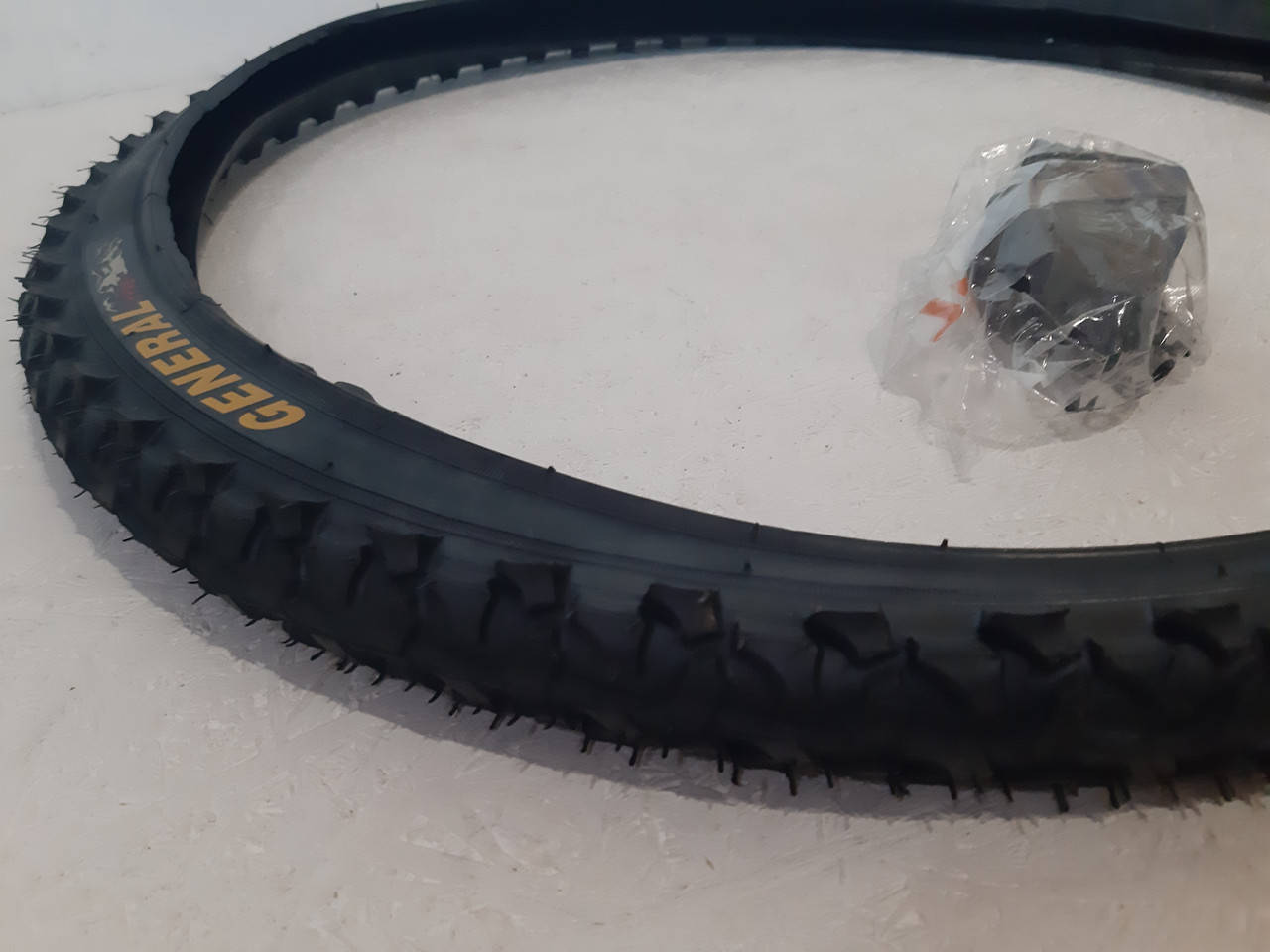 

Покрышка 24*1,95(54-507) с Камерой Шипованая Велосипедная покрышка 24 дюйма Генерал Нейлон