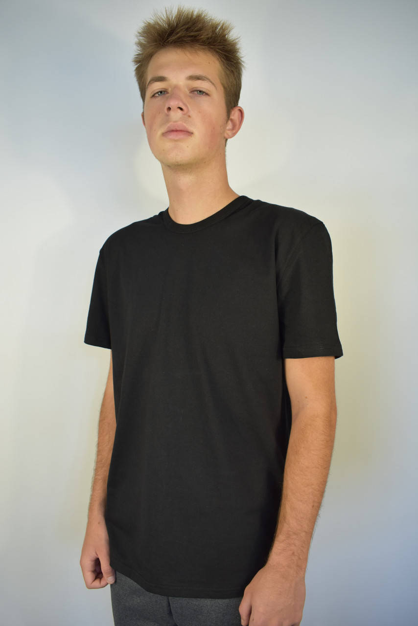 

Футболка черная молодежная