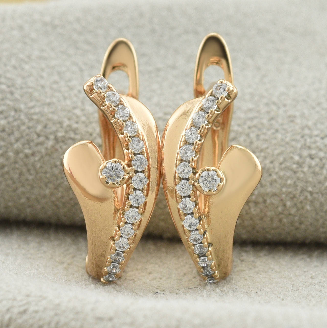 

Серьги Xuping 31656 размер 15х7 мм белые фианиты вес 1.8 г позолота 18К