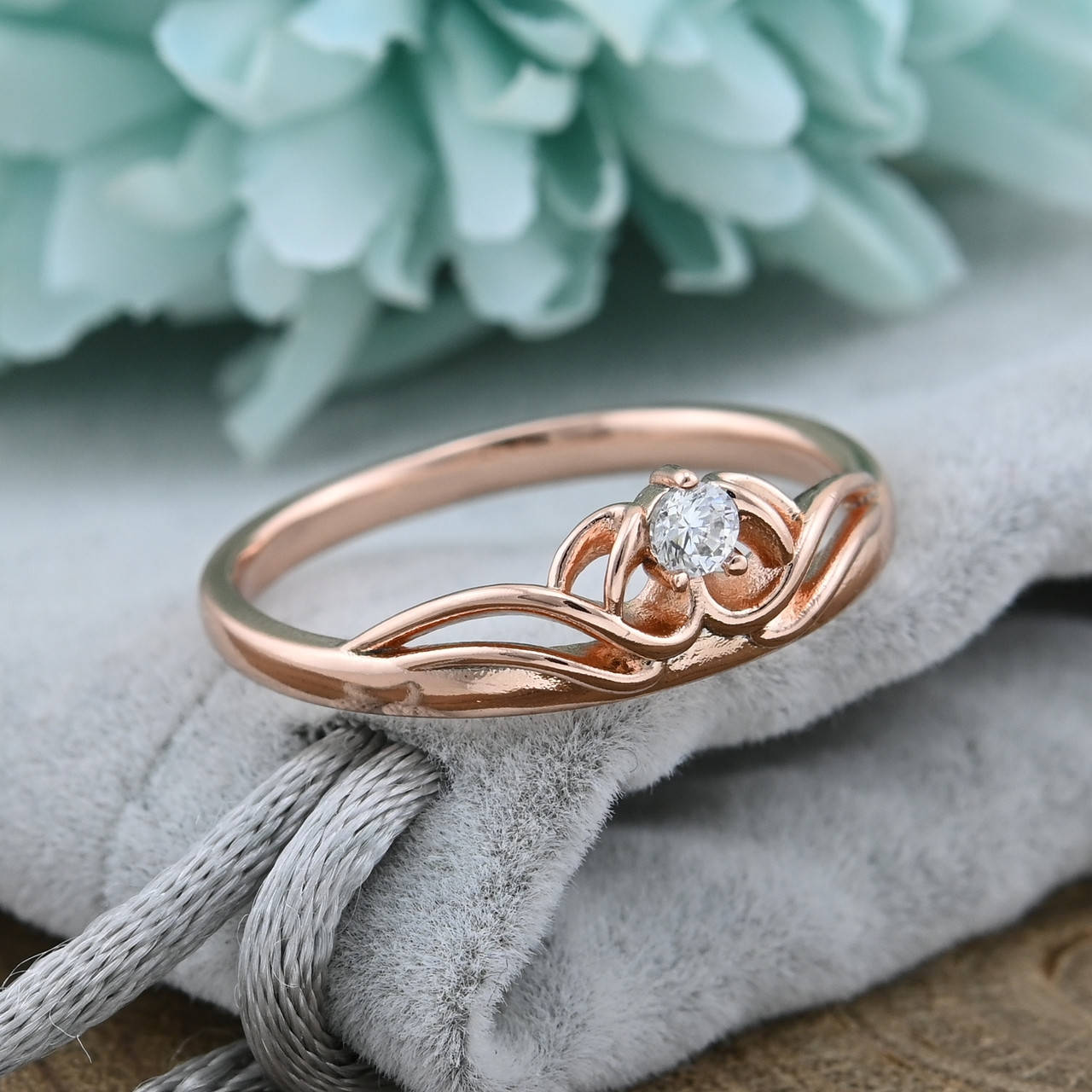 

Кольцо Xuping 30363 ширина 7 мм белые фианиты позолота РО размер 16