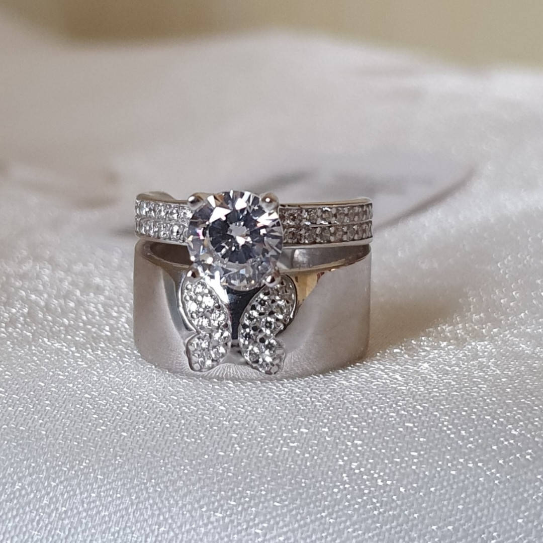 

Серебряное кольцо с крупным камнем и бабочкой