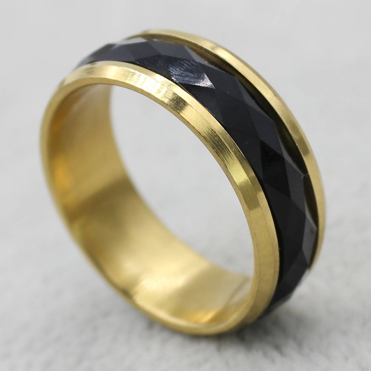 

Кольцо золотистое из ювелирной медицинской стали от Stainless Steel марка 316 L ширина 6мм грани