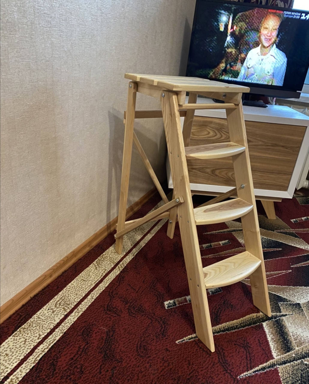 

Стремянка деревянная. лесница. стул-стремянка