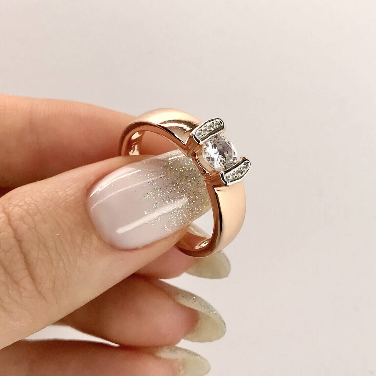 

Кольцо с белыми кристаллами комбинированная позолота 18к. размер 18.19.20.21.