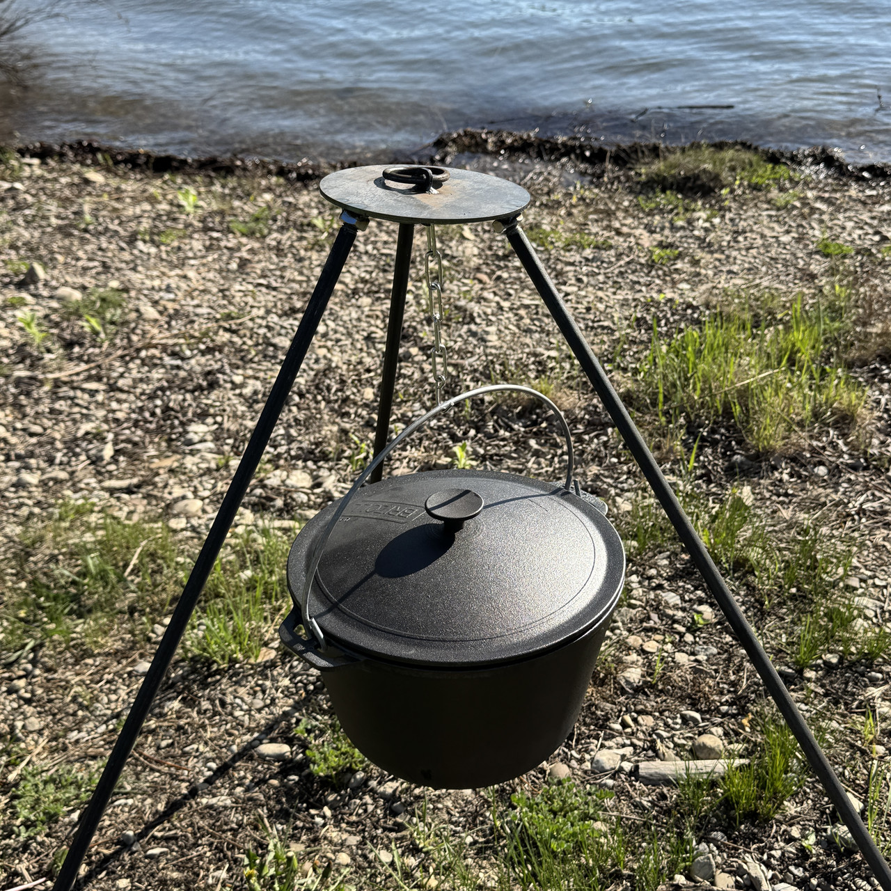 Казан чавунний туристичний на 8л з кришкою та дужкою Брізол з триногою