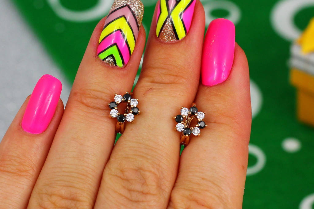 

Серьги детские Xuping Jewelry веночек с с черными и белыми камнями золотистые
