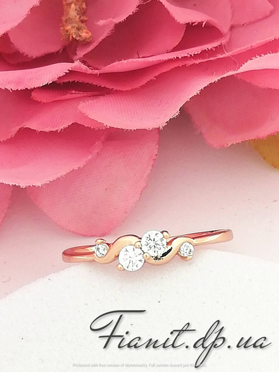 

Кольцо с фианитами р.15, медицинское золото, позолота 18к