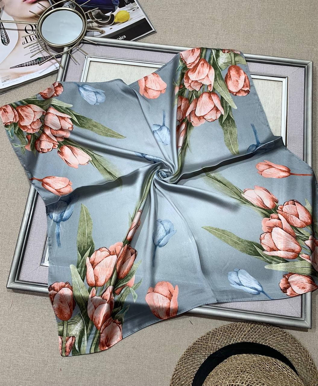 

Шейный шелковый платок Тюльпаны 70х70 см серый