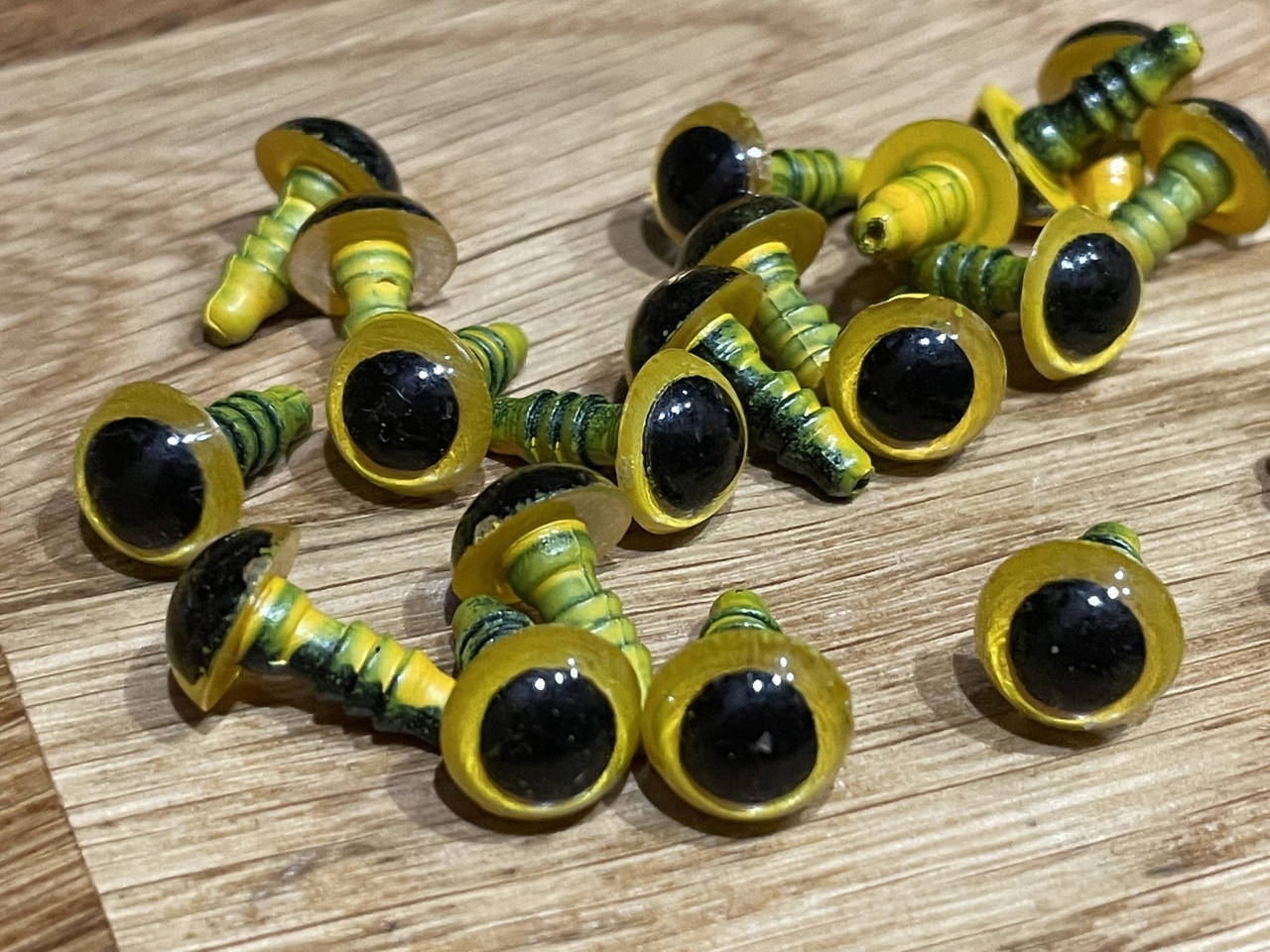 

Глазки №847 (1см) на винте для игрушек