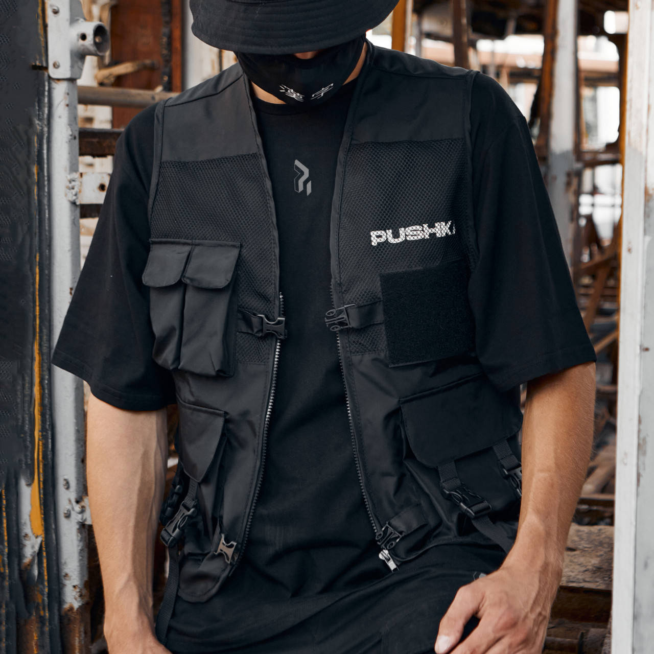 

Жилет с карманами Пушка Огонь Street черный с рефлективом