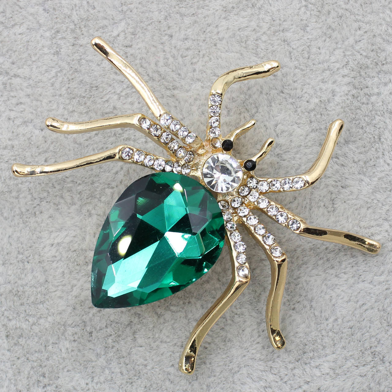 

Брошка металлическая золотистая со стразами и изумрудным кристаллом Паук размер изделия 55х50 мм