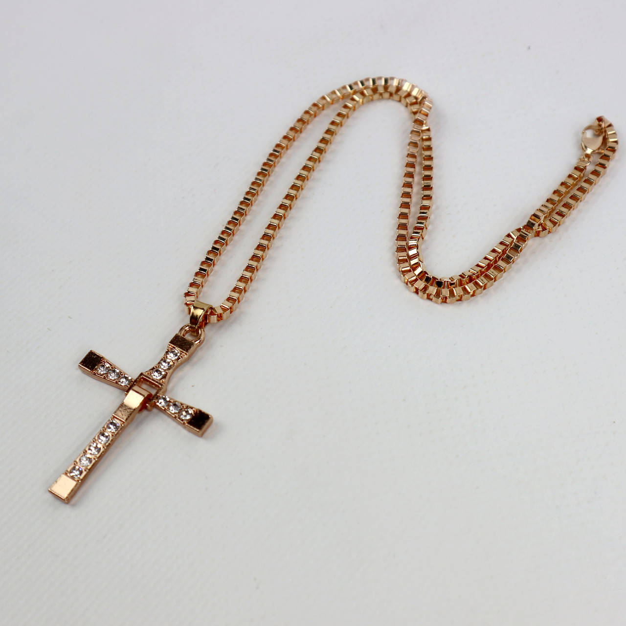 

Крест Доминика Торетто с цепочкой (золото цвет), Серебристий