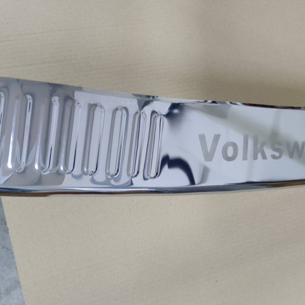 

Накладка на задний бампер Volkswagen T5/ T6 (фольксваген т5/ Т6) загиб, . CARMOS нерж. 134см