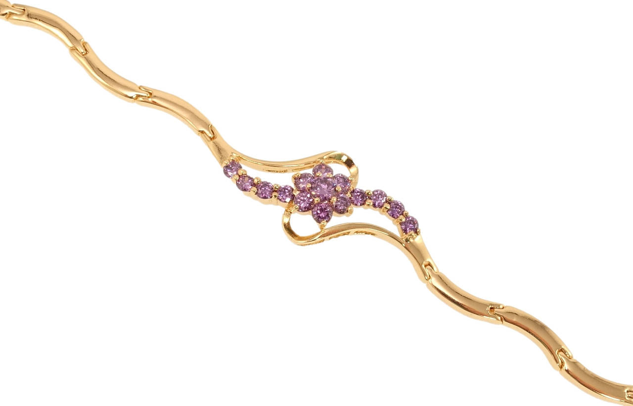 

Браслет Xuping M&L желтый оттенок "Волна с цветочной вставкой из сиреневого циркония" длина 19см х 2мм