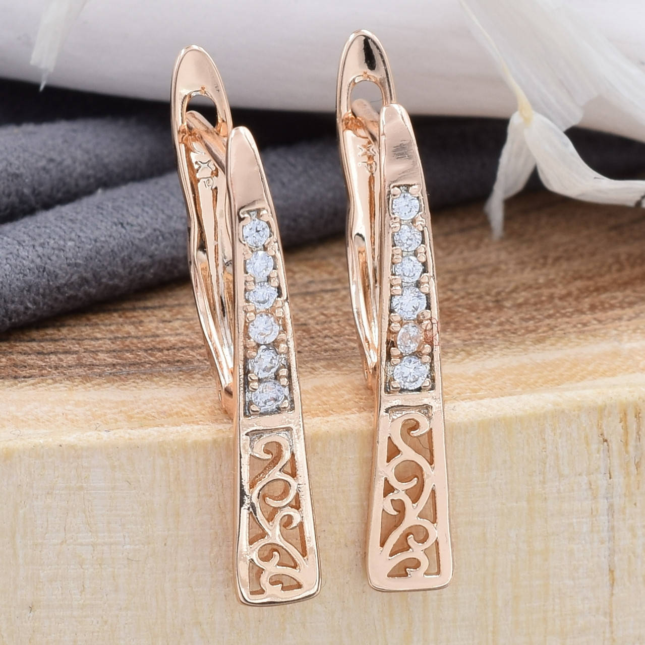 

Серьги Xuping 31129 размер 23х4 мм белые фианиты вес 1.7 г позолота 18К