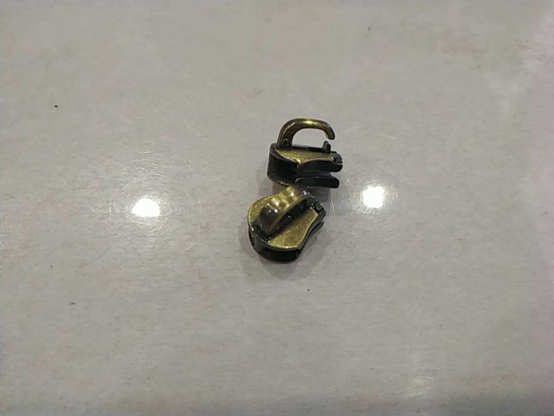 

Бегунок сумочный без фиксатора на металлическую молнию №5 без пулера антик