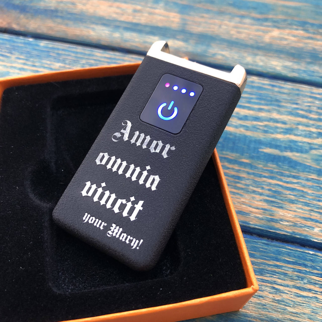 

USB импульсная зажигалка с сенсорным включением и гравировкой на заказ. Черный мат