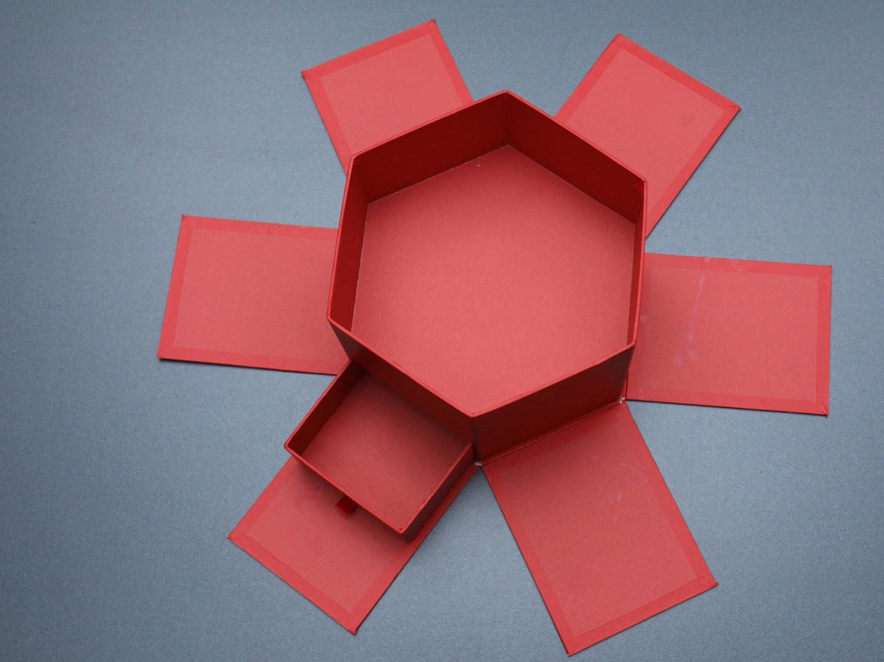 

Коробка-трансформер для фотографий. Цвет красный. 24х15см