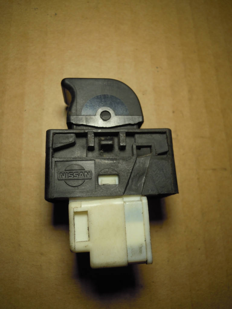 

Кнопка стеклоподъемника передней правой двери Nissan Primera P11 2000-2001г.в
