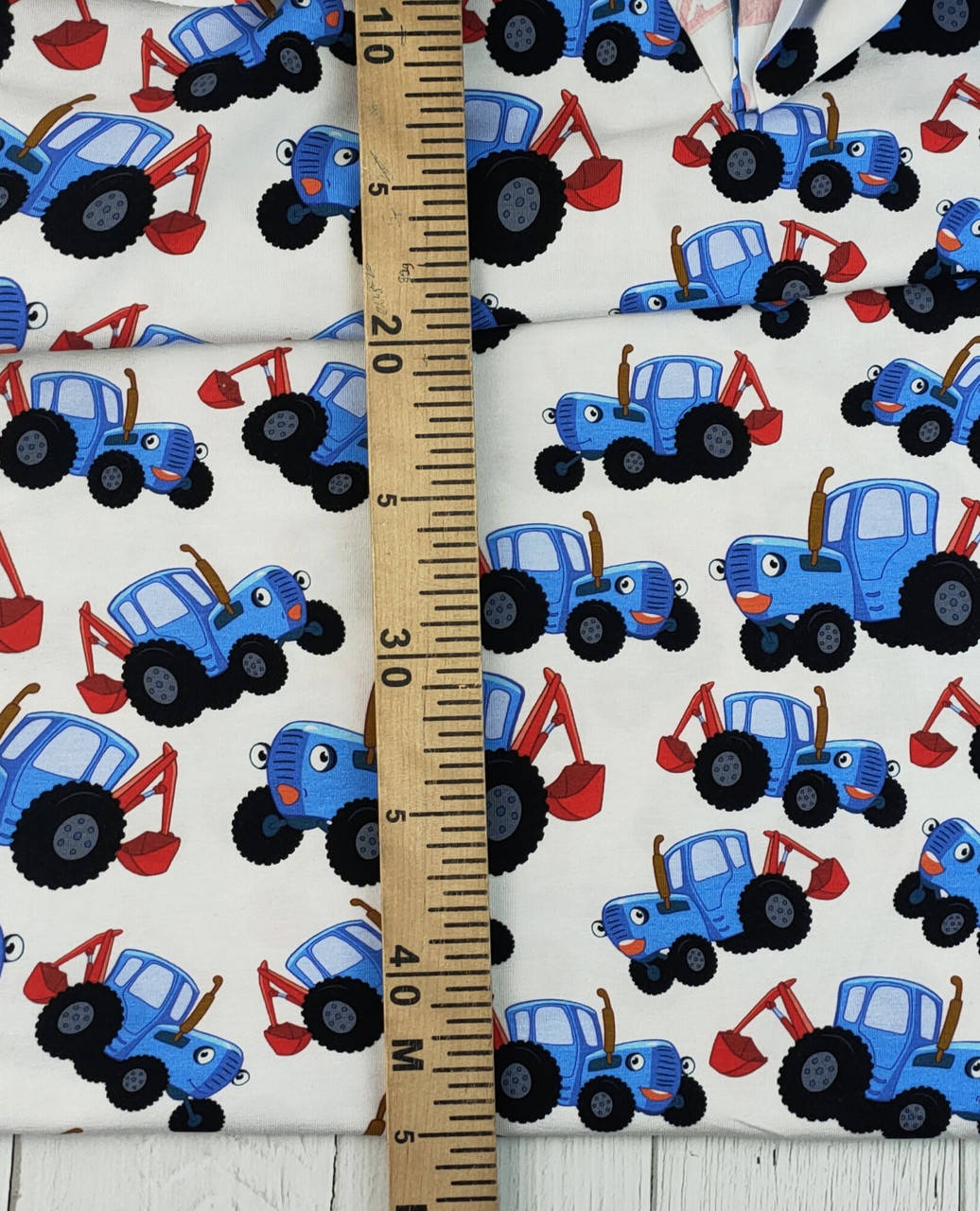 

Футер двунитка " Синий трактор" - 180см. (диджитал) местами оттиск краски