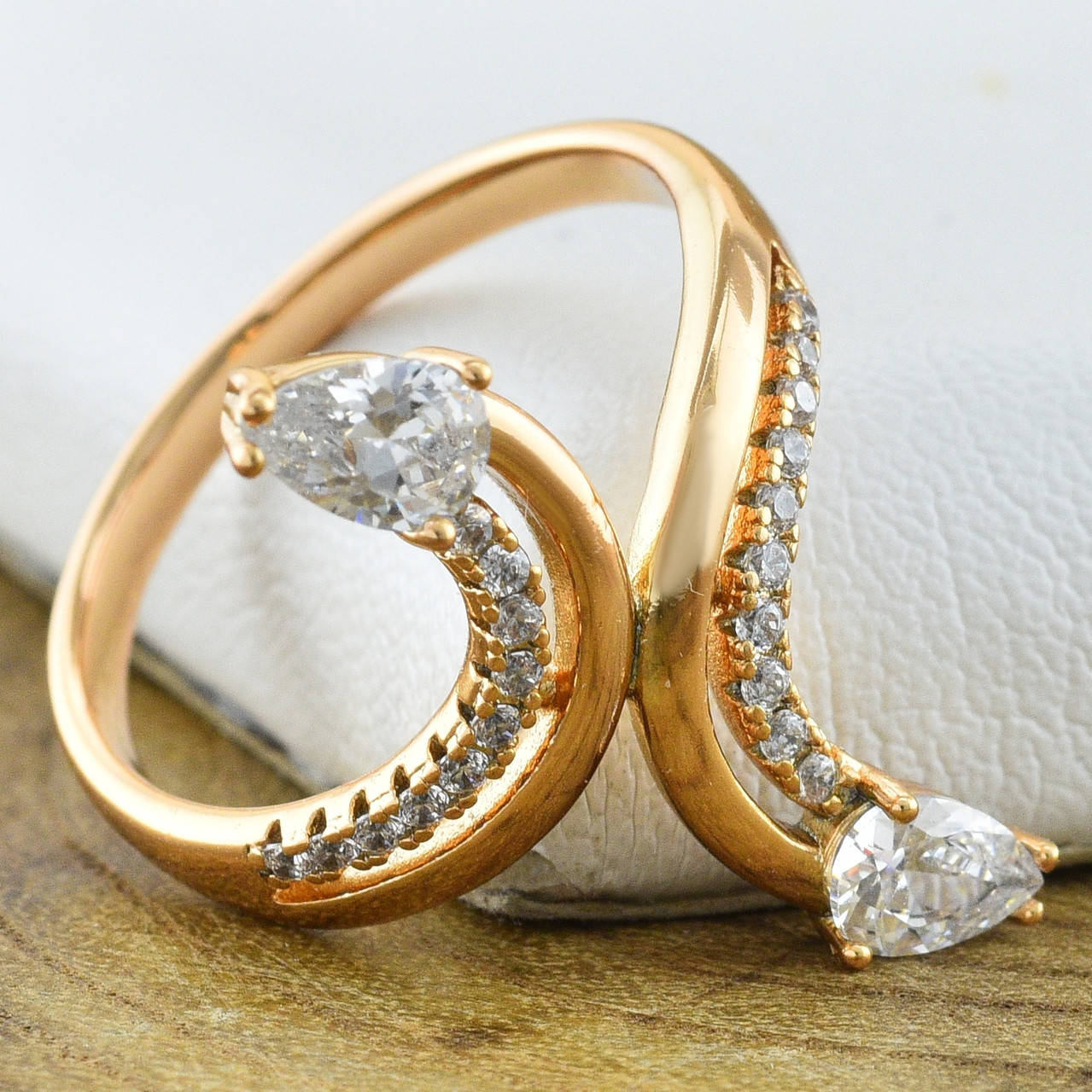 

Кольцо Xuping 30573 ширина 26 мм белые фианиты позолота 18К размер 18