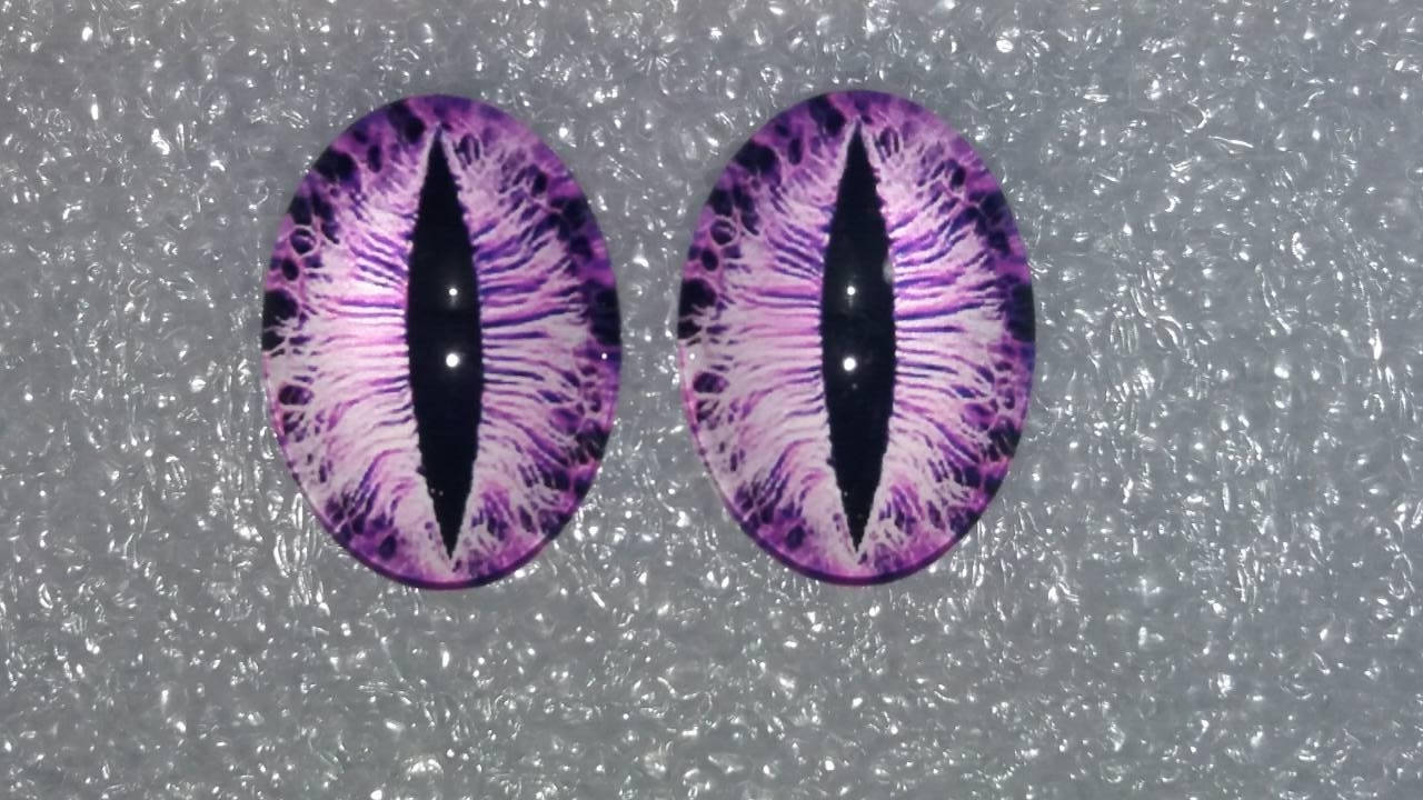 

Глаза рептилоидные овальные, стеклянные. Размер 16*25 мм. №256В