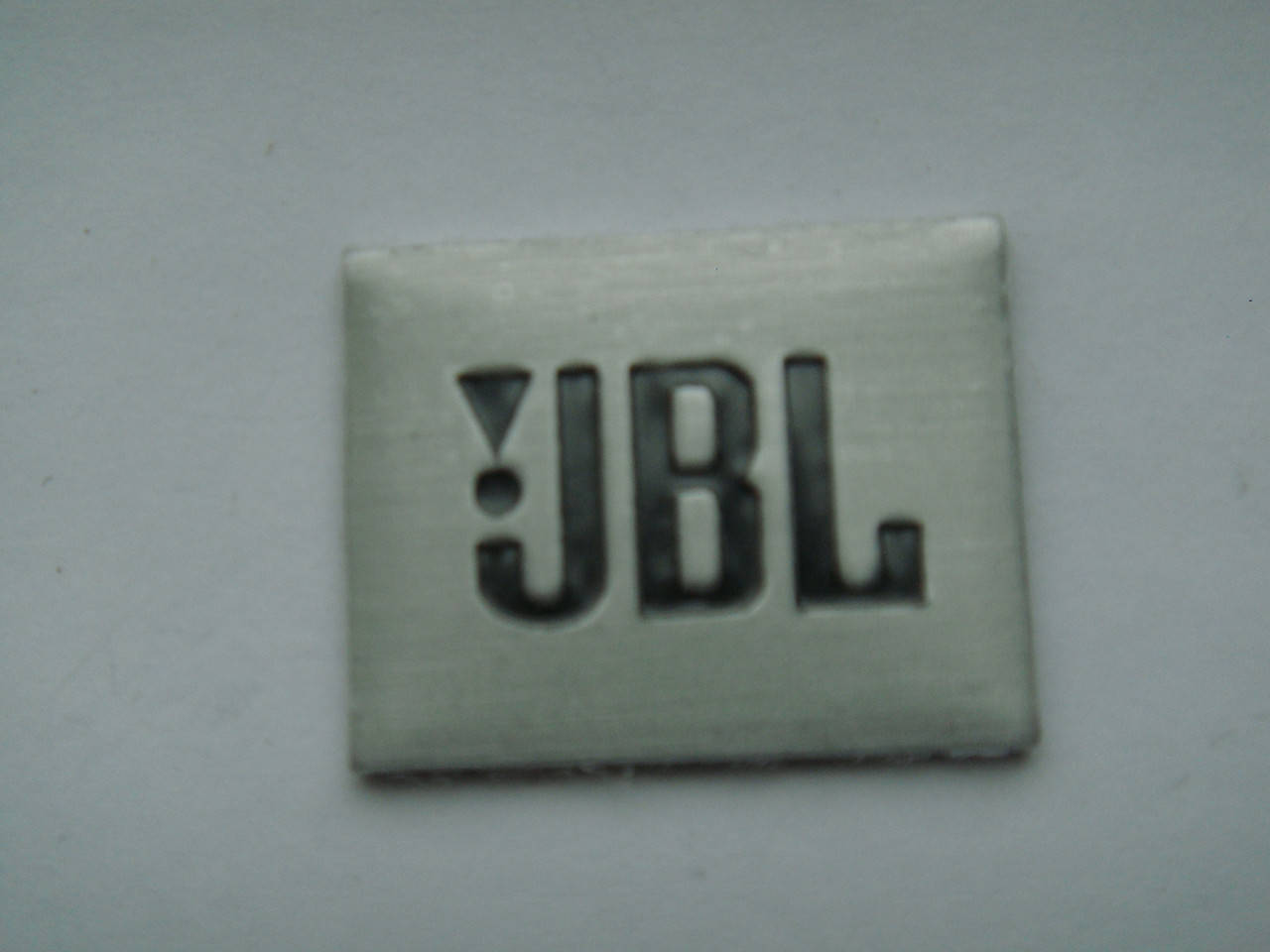 

Шильдик, наклейка, логотип (metall) 20x16mm на сетку колонки JBL