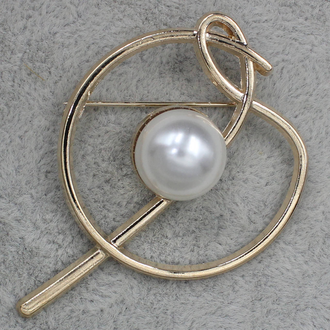 

Брошь женская золотистая с выкрученными металлическими делатлями с жемчугом размер изделия 6 см