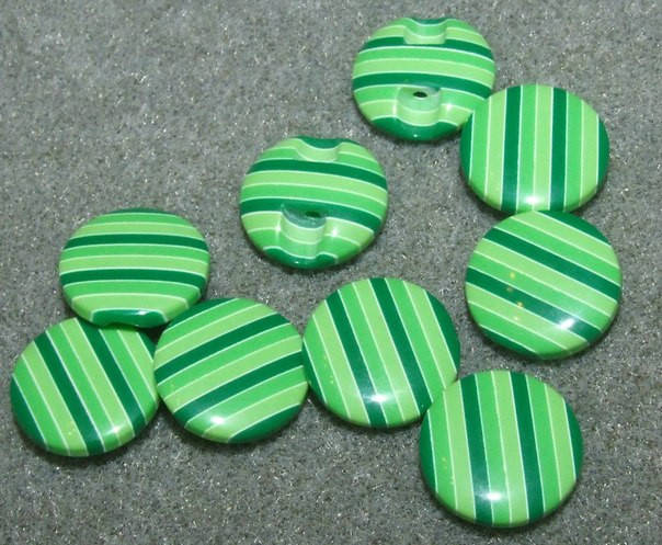 

пуговицы яркие. полосатые. 19 мм.