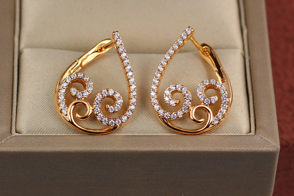 

Серьги Xuping Jewelry подкова с вензелями 2,3 см золотистые